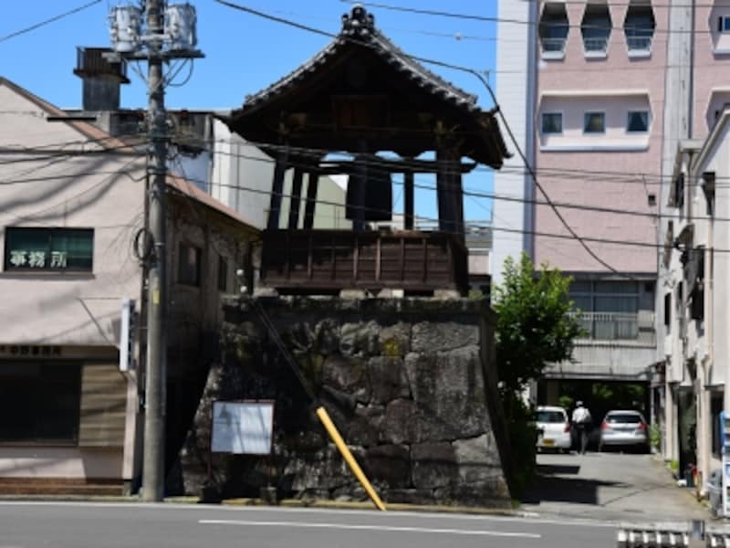 かつて大手門を支えていた石垣の上に立つ鐘楼