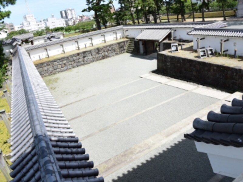 「銅門」内部からの眺め。「敵が攻めてきたときに、どう守るか？」など想像しながら景色を眺めてみると、まるで戦国時代の武将になった気分に！