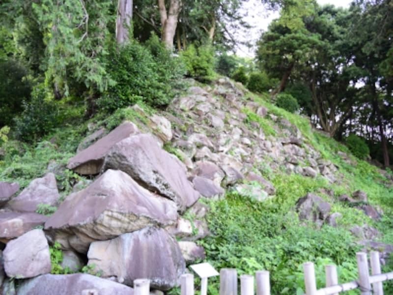 石垣山一夜城石垣。石を整形せずに積む「野面積(のづらづみ)」は高度な技術が必要とされる