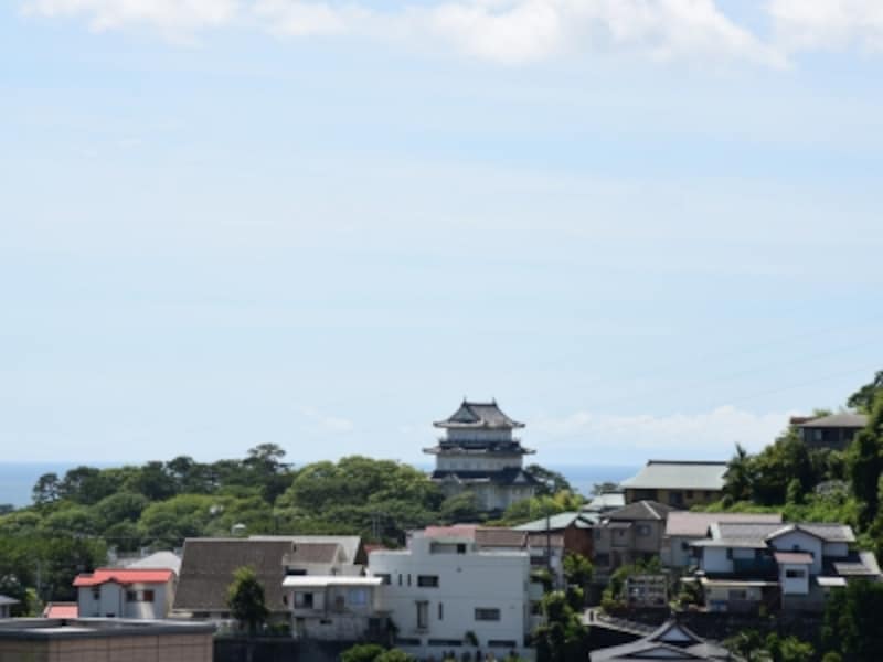 海と丘陵に囲まれた小田原城