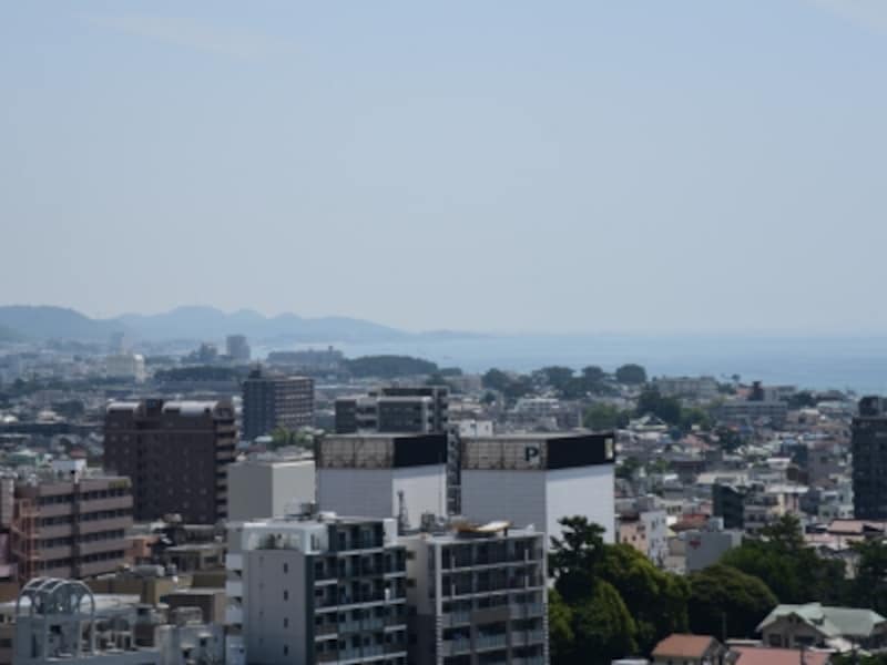 天守閣よりの眺望。三層目に設けられた展望エリアをぐるっと一周すると、小田原市街、相模湾、箱根、丹沢などが見える