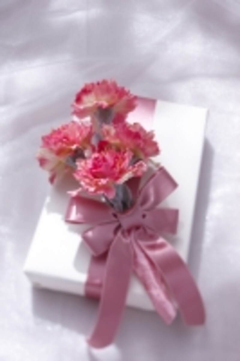 プレゼントとピンクの花束