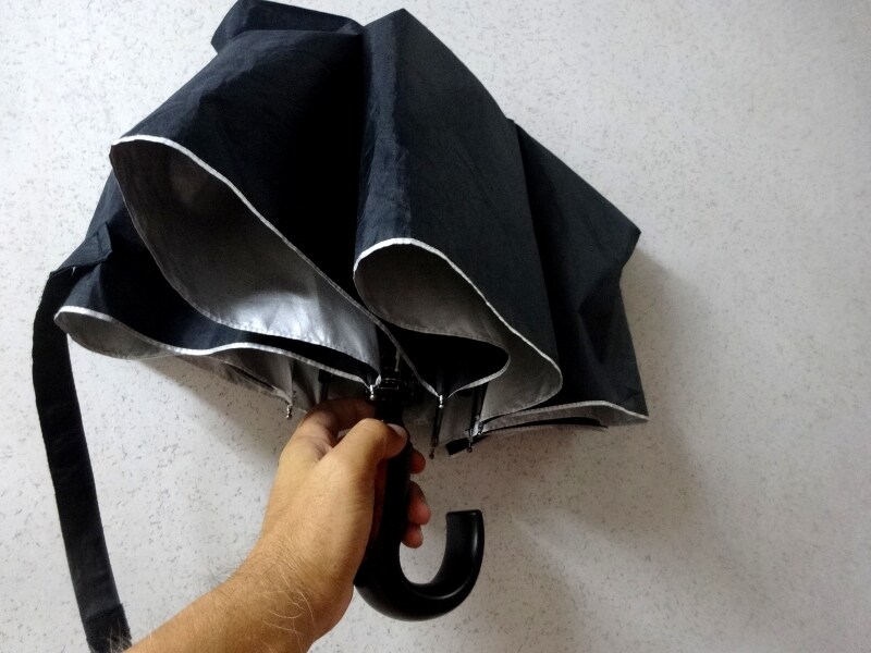 男性用の晴雨兼用の折り畳み傘