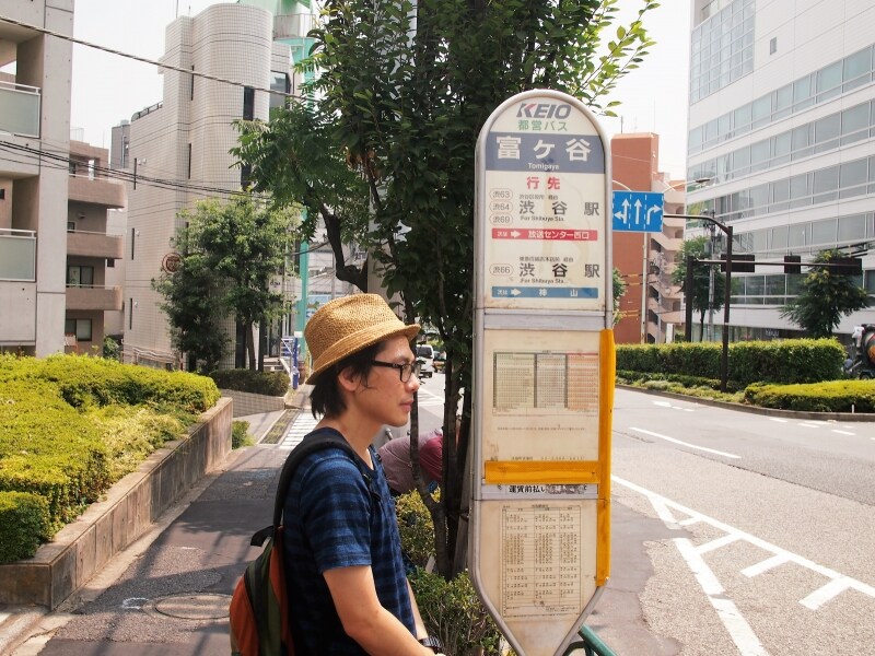 おもに京王バスが止まるが、都バスもくる