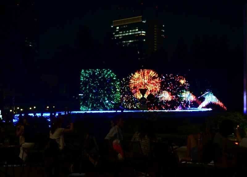 お酒を片手に夏のイルミネーションを楽しむ