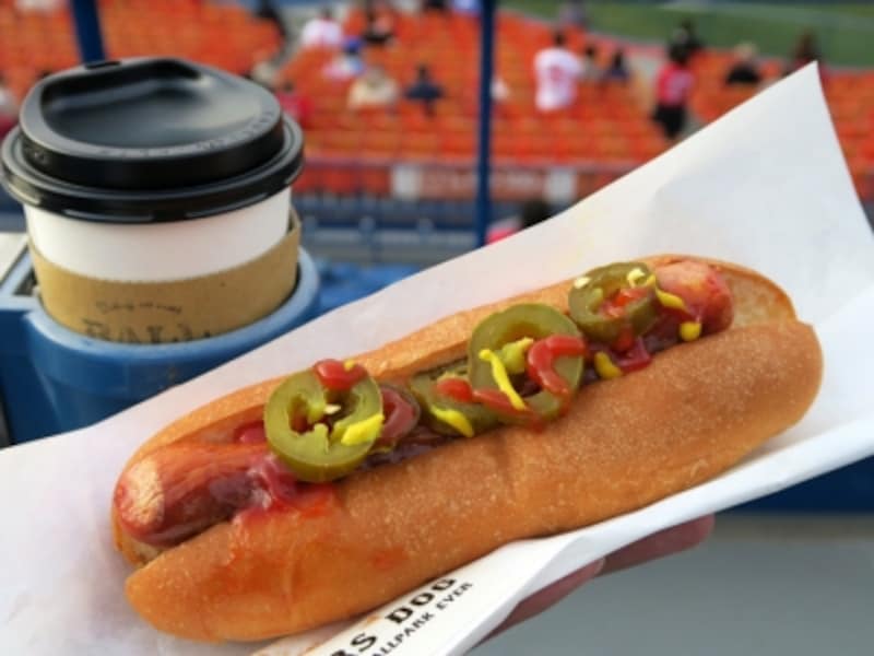 ハマスタの新名物「BAYSTARS DOG(ベイスターズ・ドッグ、700円税込)」。球団オリジナルホットドッグで、世界的評価を受ける厚木ハムの粗挽きソーセージの上にはハラペーニョがのった”ホット”な味わい。2016年4月に発売開始。(2016年4月20日撮影)