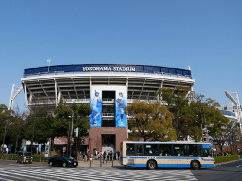 アクセス便利な立地の横浜スタジアム（2022年3月25日撮影）