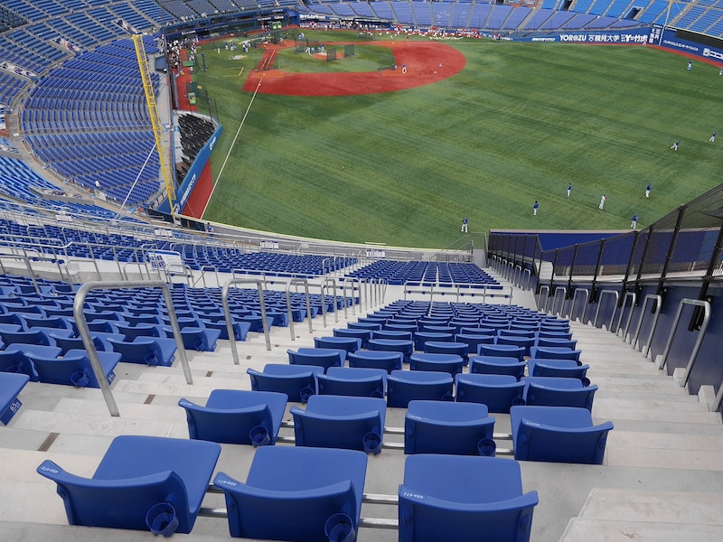 ライトウィング席からの眺め。ウィング席は座席間隔が少し広めになっており、ゆったりと観戦できる