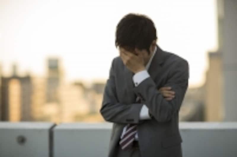 頭を抱える男性