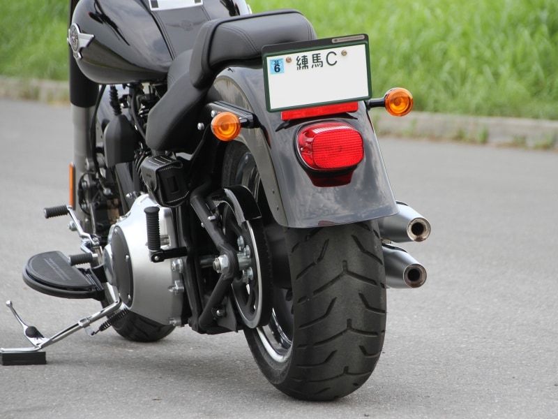 抜群の接地面と安定感を生み出す一方、コーナーでの旋回性を阻害する200ミリリアタイヤ