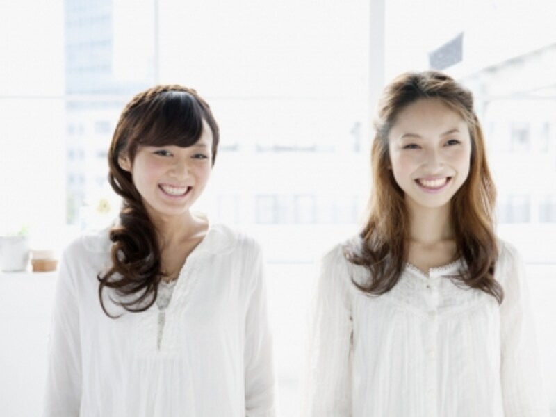 笑顔の2人の女性