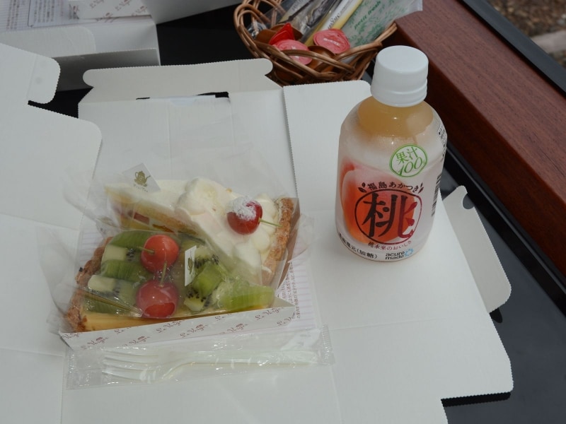 車内でいただいたケーキ2種