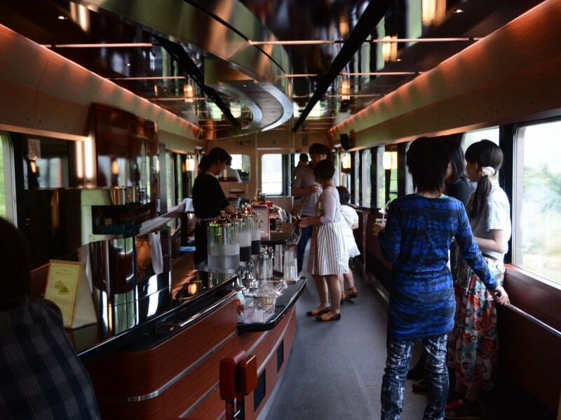 賑わうカフェカウンター