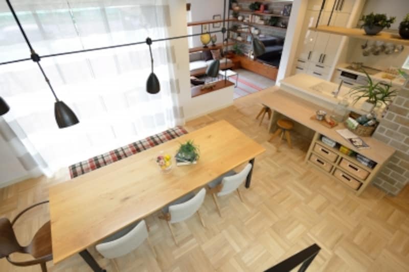 8人はゆっくり座れる大テーブルがあるアクティブダイニング。家族の食卓としてだけでなく、大勢のお客様をお招きする“カフェ的スペース”としても活用できます