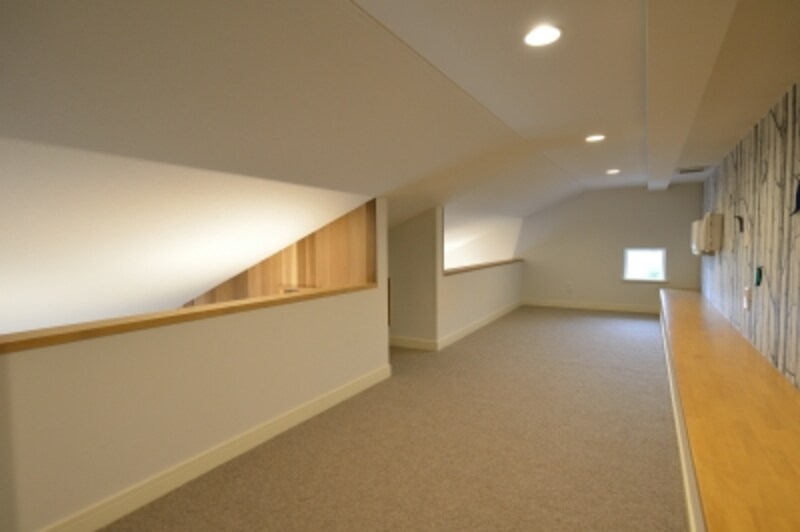 カーペット敷きの小屋裏は約9.7畳。屋根断熱や全館空調システムの効果で、一年中快適に過ごせます