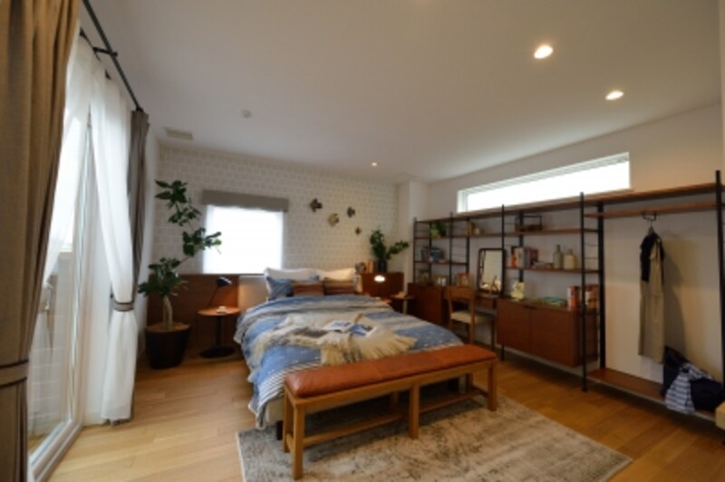 主寝室は、部屋に入った時に目を引く壁面をタイル張りにしてアクセントウォールに仕上げています