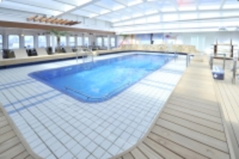 プールデッキ。天井が開閉して晴天時には気持ちいい！