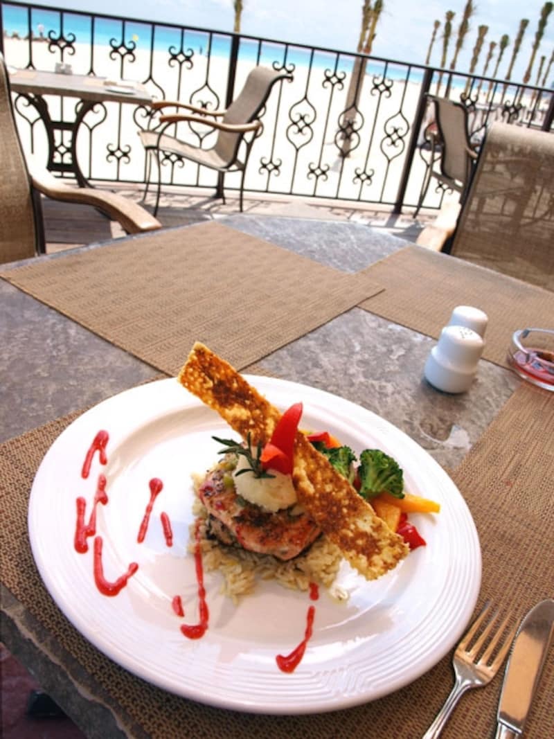 カリブ料理レストラン、ペリカノスでは海の幸が楽しめる