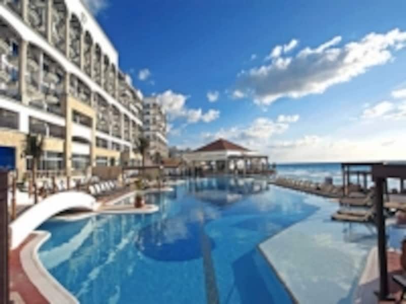 広いプールでゆったりくつろげる