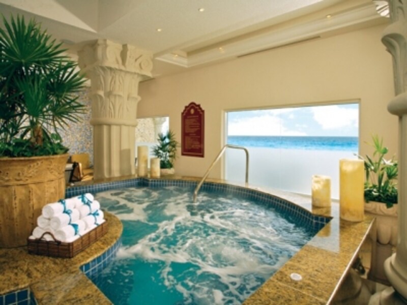 数種類の浴槽が温泉感覚で利用できるスパ