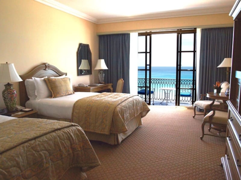 シックな客室内からは、まばゆいばかりに美しいカリブ海が見える