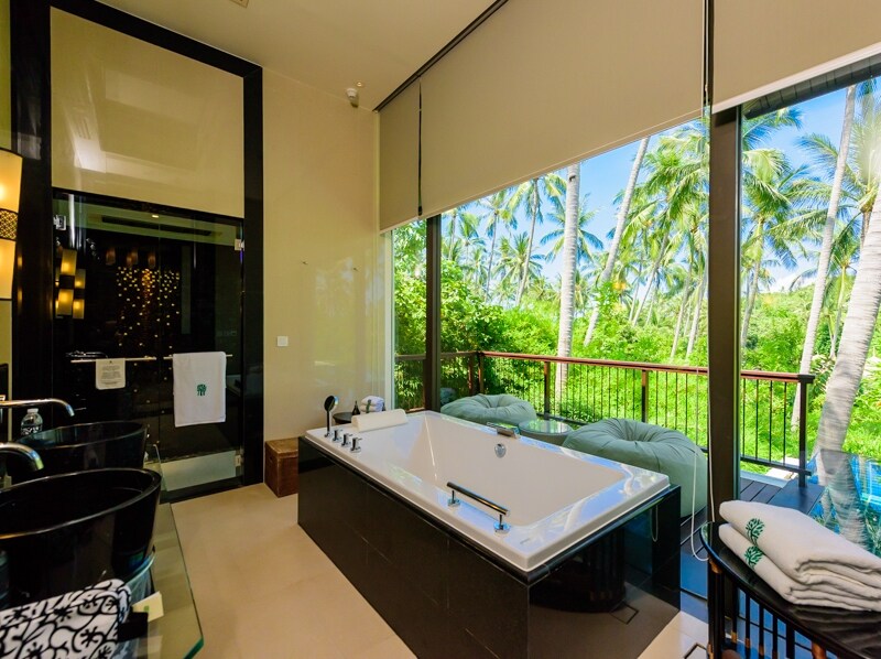 プールから直接、シャワールームにアクセスできるようになっています