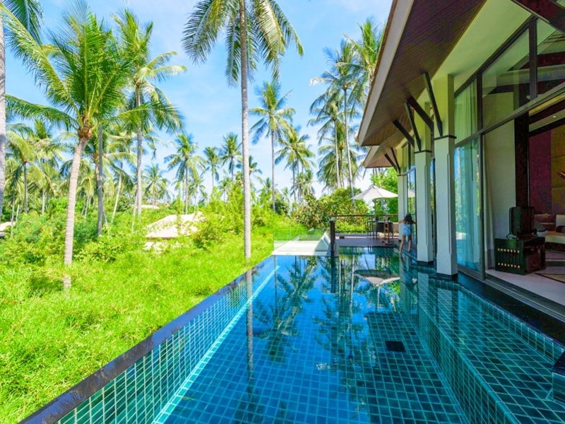 トロピカルガーデンに囲まれ、プライベートプールに浸かりながら過ごす午後は まさに至福のひととき