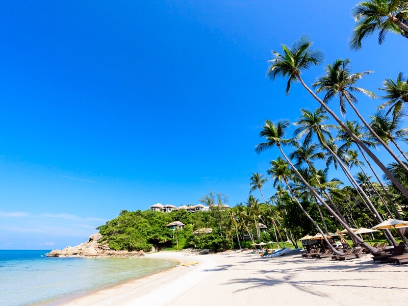 透明度の高いラマイビーチ。スノーケリングポイントは岩場が多いので、 リゾートではマリンブーツを無料で貸し出している