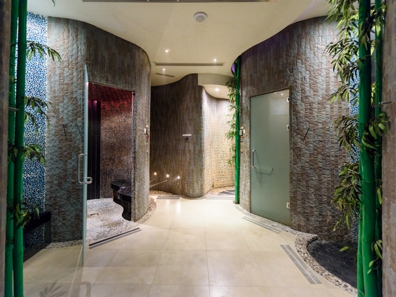 レインフォレスト内部。９つの部屋に分かれており、 それぞれ特徴の違うシャワーやサウナがある