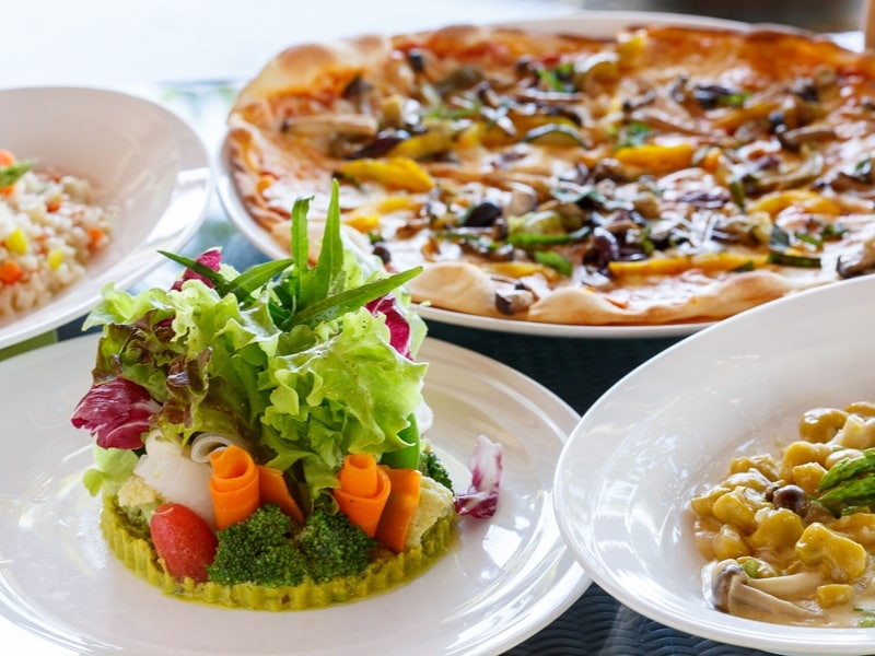 サムイガーデングリーンサラダ、ベジタリアンピザ、かぼちゃとポテトのニョッキ
