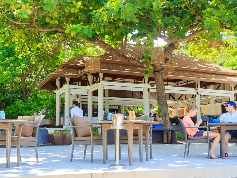 白い砂浜とグリーンに囲まれたビーチレストラン「Sands」は、ゲスト達の憩いの場