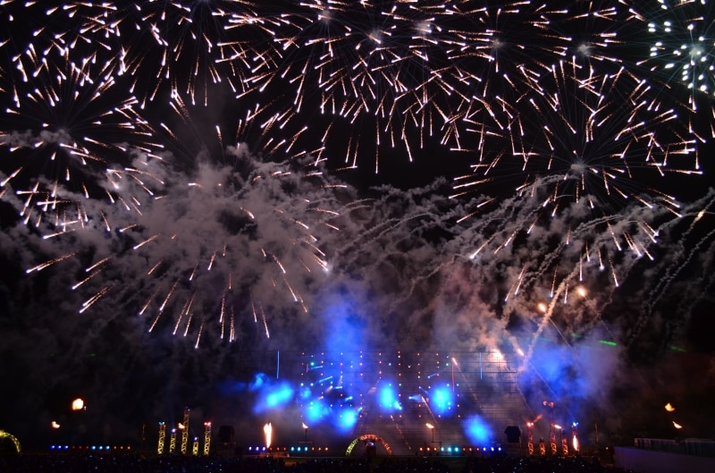 光の演出が華やかな勝毎花火