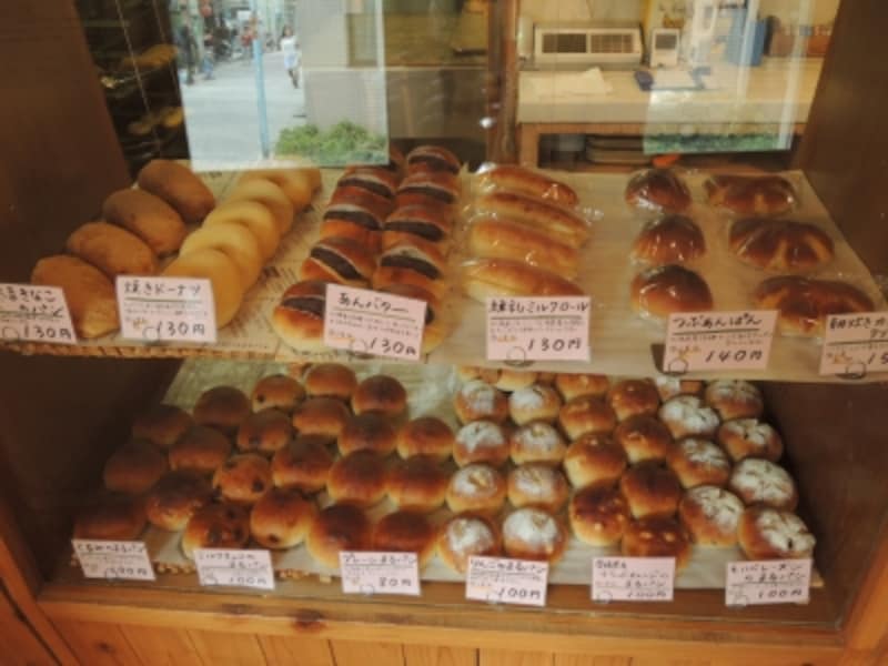 整列する「まるパン」各種