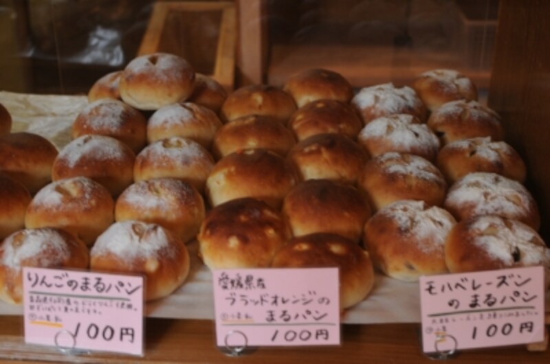 やさしい表情のまるパン