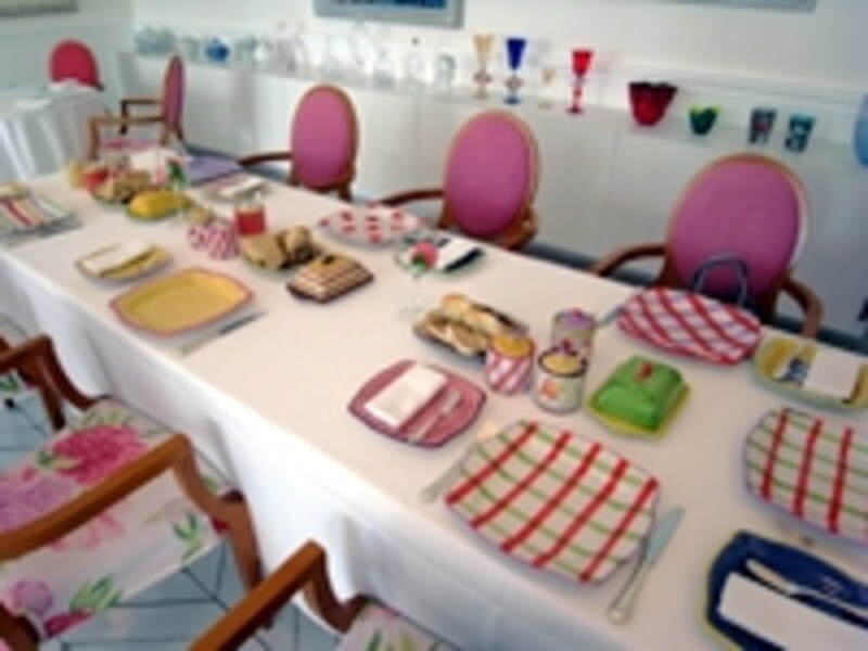 朝食のテーブルアレンジメント