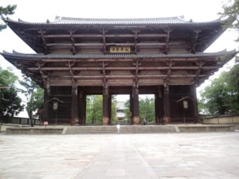 東大寺南大門、鎌倉時代に再建された日本最大の山門です。（撮影：宮本毅）