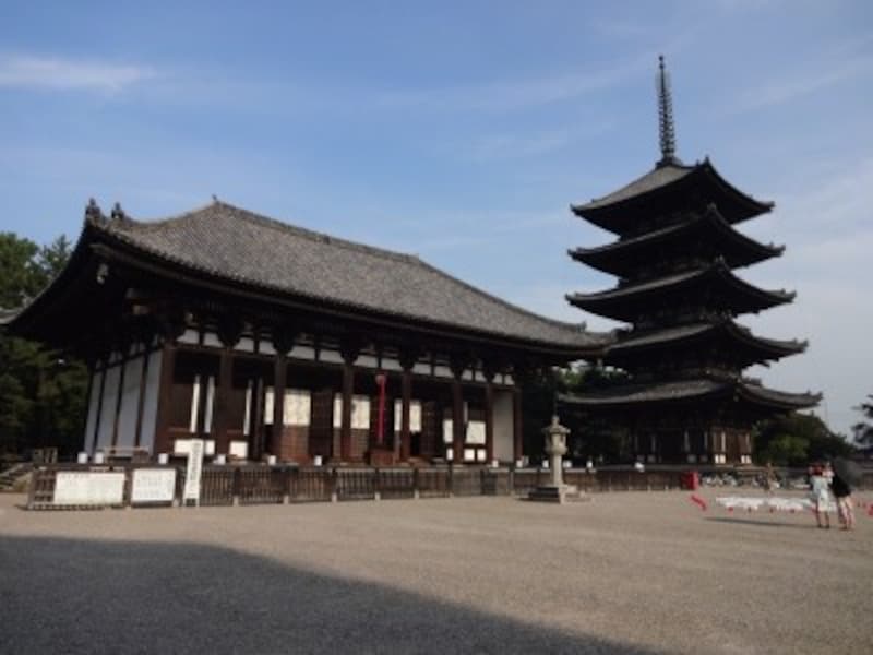 奈良のシンボル、興福寺の五重塔です。左の建物は東金堂です。（撮影：宮本毅）