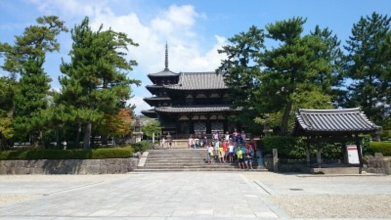 厩戸王が建てた法隆寺です。左側の五重塔の中央にある心柱は東京スカイツリーにも採用されている建築工法です。右側の金堂には釈迦三尊像が納められ、世界最古の木造建築と言われます。(撮影:宮本毅)