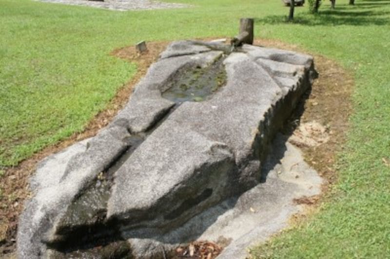 酒船石とよばれる飛鳥時代の遺跡のレプリカ。斉明天皇の時代に大規模な土木工事が相次いで行われたという記録が「日本書紀」に残されています。他にも「漏刻」や「須弥山石」などのレプリカが多数設置されています。（撮影：宮本毅）