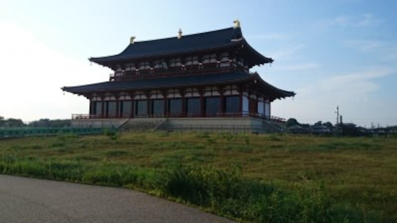 平城宮跡の一番奥にある大極殿です。現代の債券ですが、奈良時代をほうふつとさせるとても雄大な建物です。(撮影:宮本毅)
