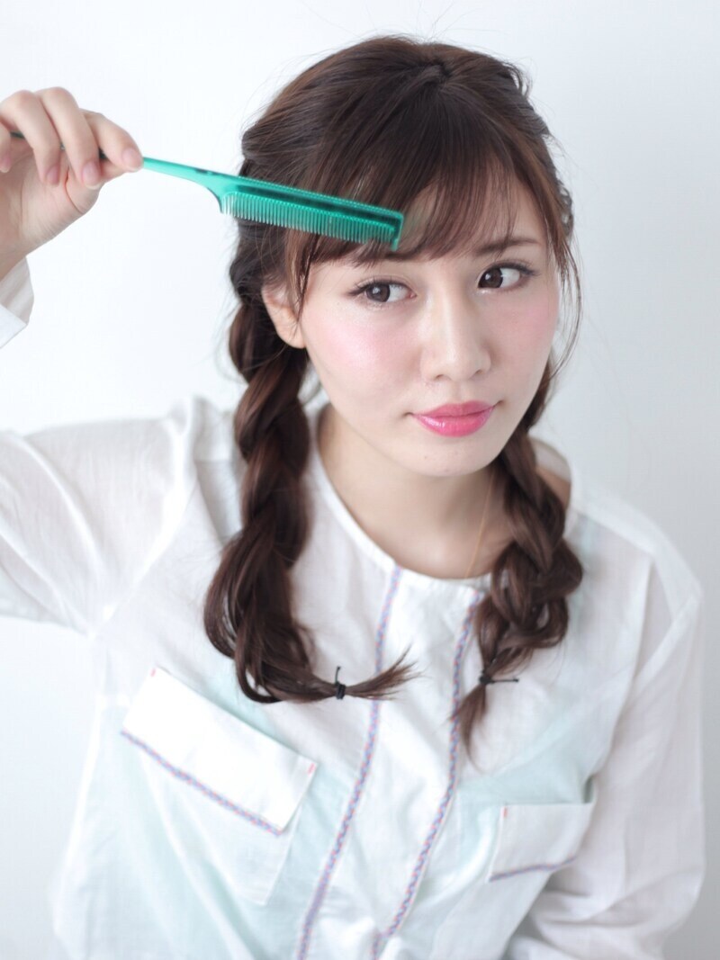 前髪を整えます