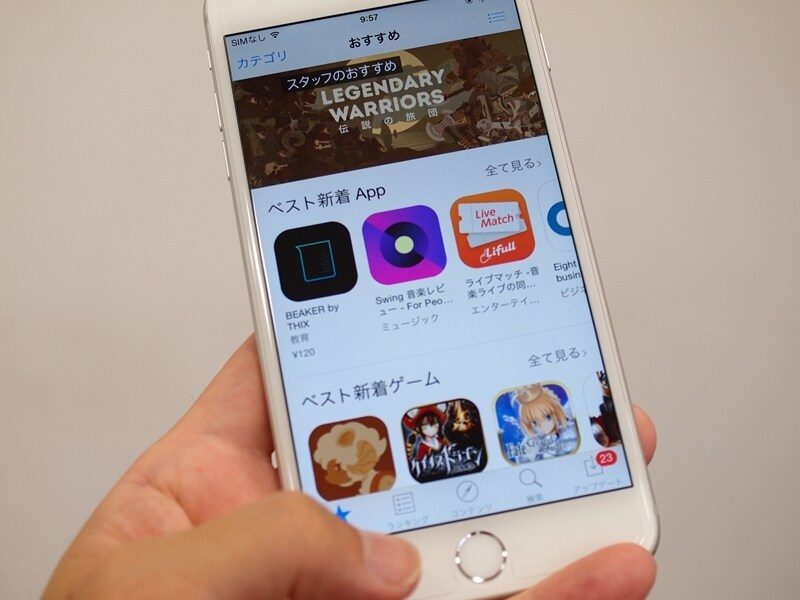 片手で本体を持って指が上部に届かないような場面でも操作可能