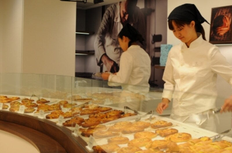 対面で好みの焼き色、かたちのものを選べる