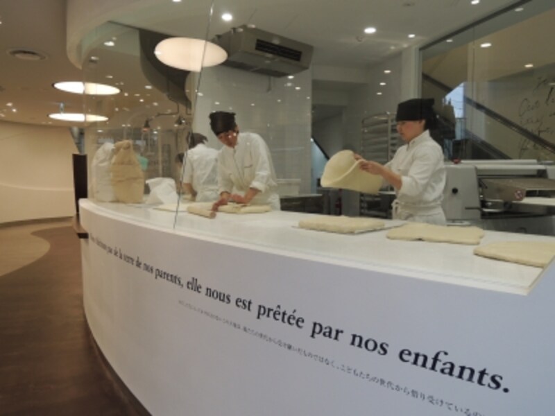 エスカルゴの有機的な曲線を思わせる内装。製造工程が見える