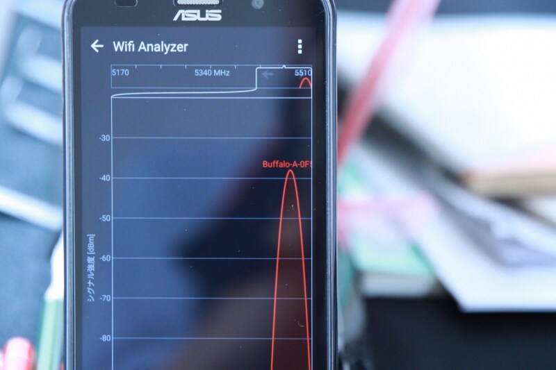 立てて測定。バックがぼけているので立てたことが分かる。