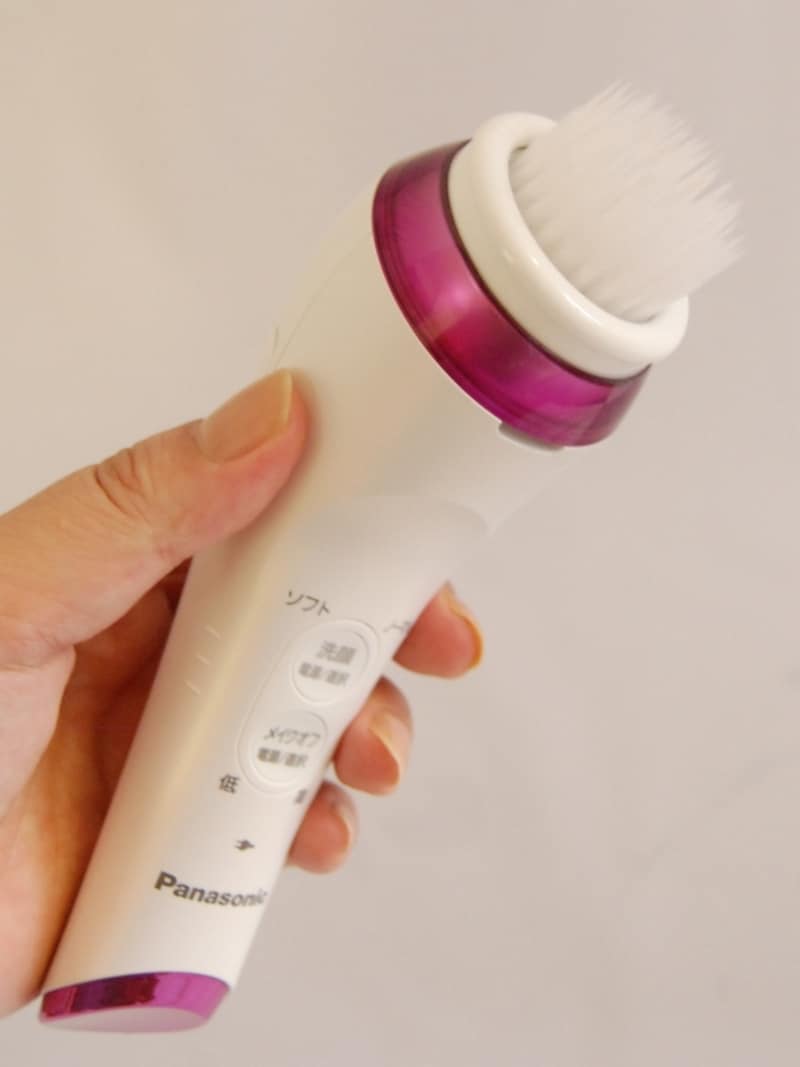 ブラシアタッチメント装着時。下側にメイクオフパターがついている