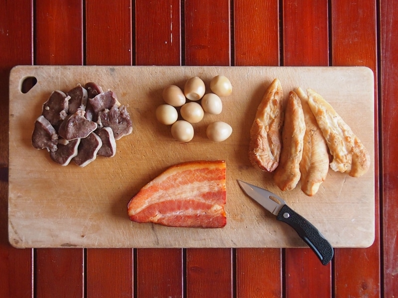 燻製したササミ、ベーコン、ウズラ、豚タン