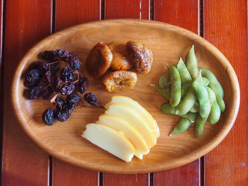燻製したチーズ、レーズン、イチジク、枝豆