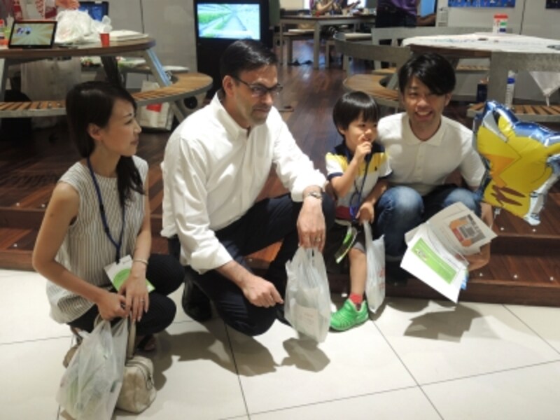 従業員の家族と親睦を深める平野社長。