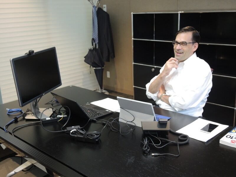 ペーパレス化ですっきりとした佇まいの社長室